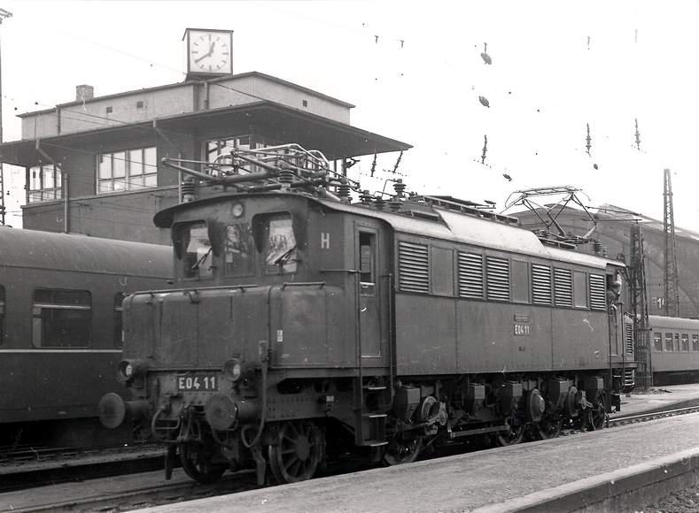 E 04 11 in Le.-Hbf 9/1999 © D. Wünschmann