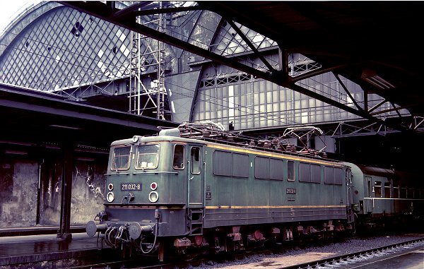 211 032 am  3.4.1972 im Dresdner Hbf, &copy;2008 Bernd Z&ouml;llner, Oberasbach