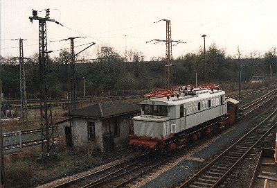 E44 105 im BW Weimar, Dez.95, ©J.Trommler